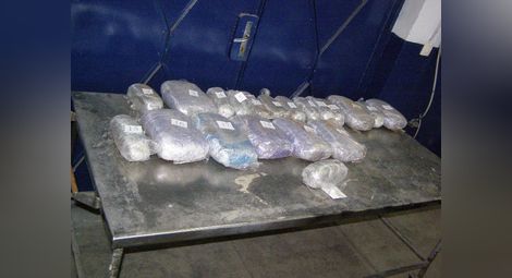 Разследват наркоканал след задържане на 27 кг марихуана на Дунав мост