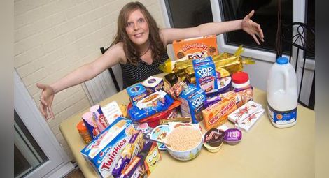 Млада жена поглъща огромно количество храна без да пълнее