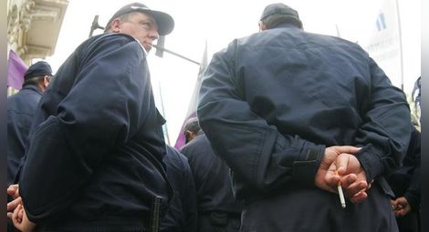Полицаите ще протестират заради намалени социални права