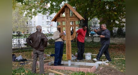 Румънци дариха дърворезбован кръст на храма „Света Троица“