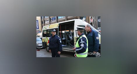 Шофьор на маршрутка опря пистолет в главата на пешеходец в София