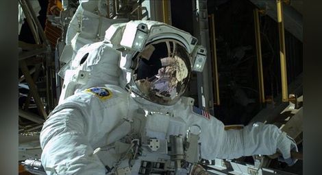Астронавти продължават ремонта на МКС