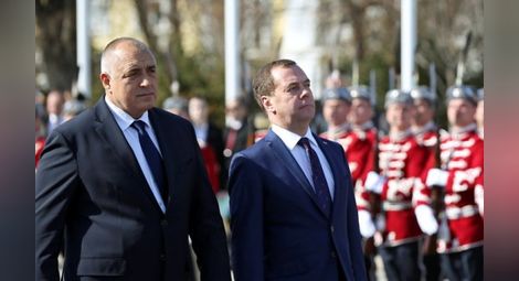Борисов посрещна Медведев пред паметника на Незнайния воин