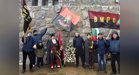 Над 100 русенски войводи от ВМРО развяха байрак на паметника Шипка