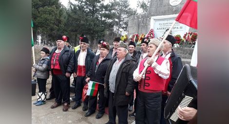Мъжки хор пя възрожденски песни  пред паметника край село Мечка