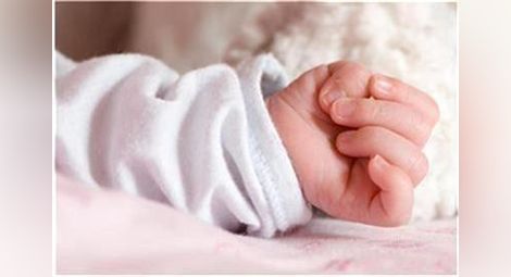 Безотговорни родители заключват бебето си само, то плаче с часове