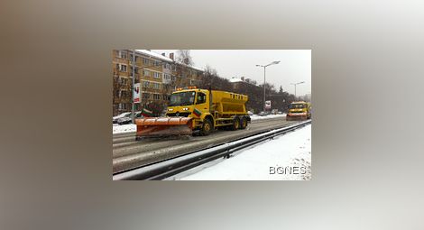 Падна сняг, шофьорите да са подготвени за зимни условия