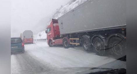 Снегът парализира магистрала "Хемус"