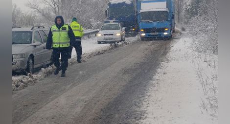 Снегът свари по бели гащи България - десетки пътища са непроходими, спря и токът!