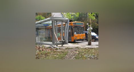 Автобус събори спирка и рани жена в Куклен
