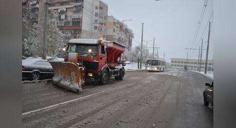 15 снегорина в Русе и 13 машини в областта посрещнаха първия сняг