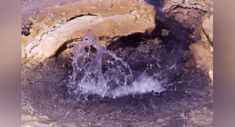 В Златоград избликна минерална вода с температура 80 градуса
