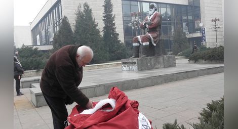 Арестуваха лидер на ДСБ заради паметника на Дядото