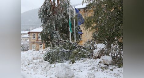 Над 100 селища на североизток остават без ток