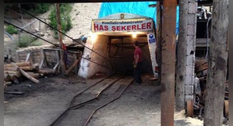 Експлозия и 30 миньори затрупани турска мина