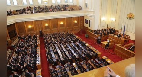 Близо 40 на сто от депутатите са нови лица в парламента