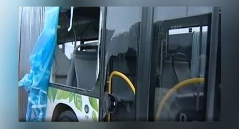 Деца разбиха новите автобуси на София
