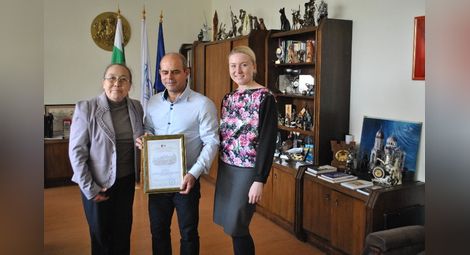Кметът Пламен Стоилов с почетна грамота от Московския дом на съотечественика
