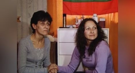 Емоционална среща: Близначки се откриха след 42 години