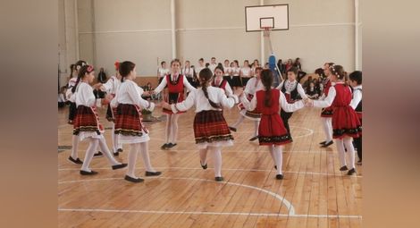 В Европейското почетоха 8 март с фолклорно надиграване