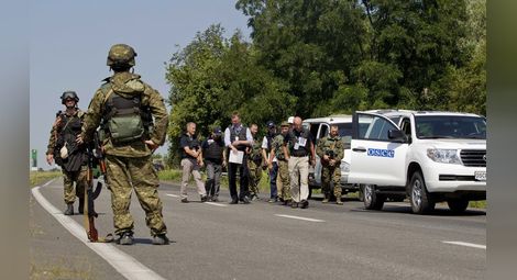 ОССЕ: Колони танкове и тежки оръжия се движат из Източна Украйна