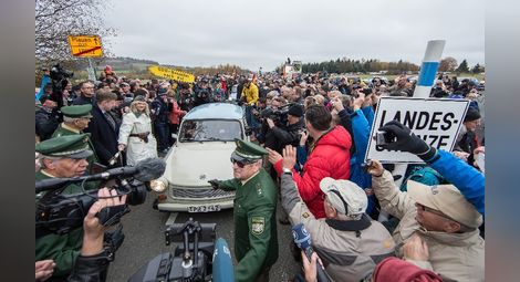 И трабанти почетоха рухването на Берлинската стена 