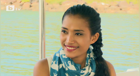 Мис Камбоджа пие ракия в Сървайвър