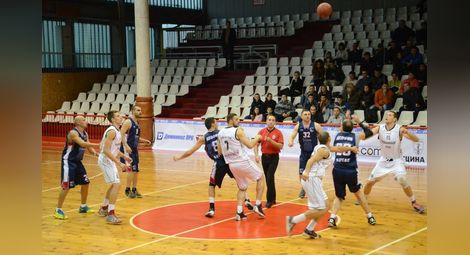 Баскетболистите влязоха в тройката след разгромна победа във Варна