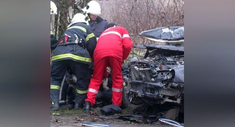 Спасители режат кола, за да извадят затиснат шофьор