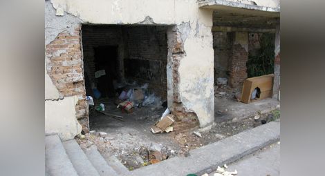 Клошарка отново запали руините на бившата Четвърта поликлиника