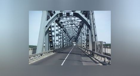 Косовар поел пеш по Дунав мост към Норвегия