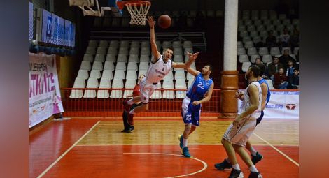 Баскетболистите на „Дунав“ развенчаха лидера в „А“ група