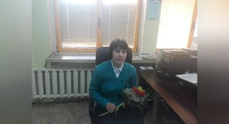 Служителка в Спешна помощ подари цветя на новата директорка д-р Иванка Маринова.        Снимка: Авторът