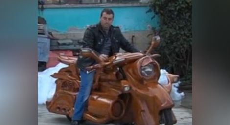 Майстор от Трявна кара мотоциклет от дъб
