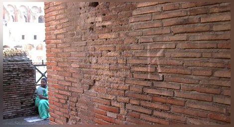 Осъдиха руски турист, издълбал "К" в стената на Колизеума