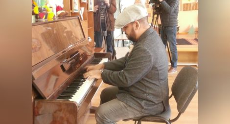 Музикант купи пиано за 6000 долара за децата в дома, където е израснал