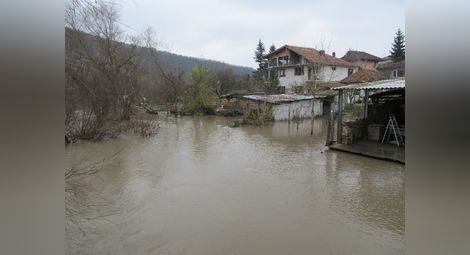 Скъсана дига наводни 500 дка ниви в Красен
