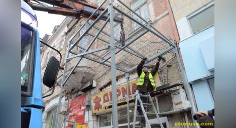 Метални мрежи пазят пешеходци от рушаща се сграда на Главната