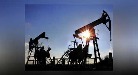 Лекият суров петрол удари четиригодишното дъно