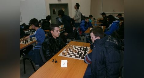 Студентите взеха и сесията в шахмата
