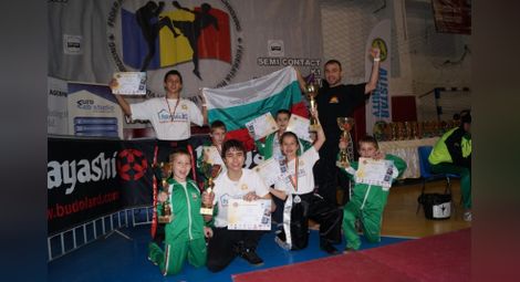 Кикбоксьори и каратисти на „Хелиос“ с 16 медала в Букурещ