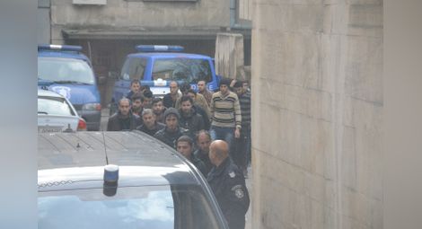 Упорити сирийски бегълци ще лежат по две присъди