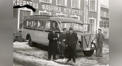 Ем. Габровски с Opel Blitz Omnibus W39 на креватна фабрика „Изкуство“.