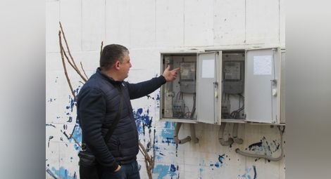 Домоуправителят Цветелин Цонев показва общия електромер, където се трупа разликата с показанията между индивидуалните уреди.   Снимка: Русе Медиа