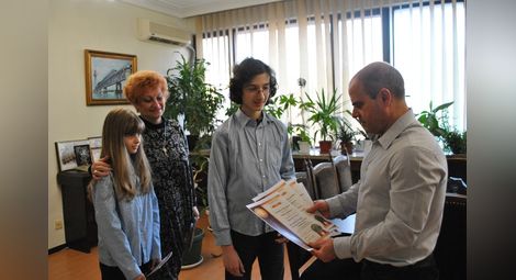 Йоана и Николай подариха „Карнеги хол“ на кмета Стоилов