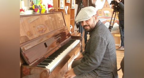 Венци Нелсън разопакова пианото-подарък за дома, от който е тръгнал към Америка