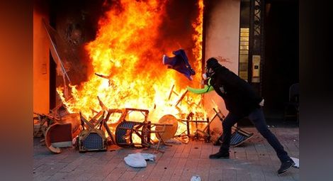 Макрон осъди насилието на "жълтите жилетки" при протестите им в Париж