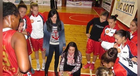 Кофа кръв и наплют рефер в поредния цирк на българския женски баскетбол