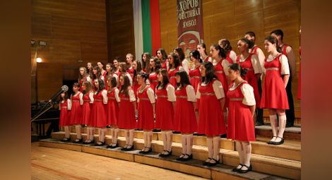 „Коледни песни от цял свят“ пеят  момичетата от хор „Дунавски вълни“