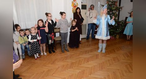 Дядо Мраз донесе кош подаръци  на децата в руското консулство